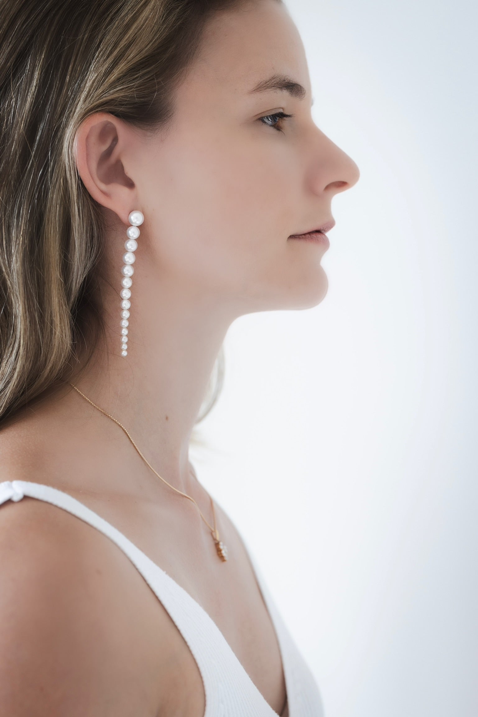 White woman wearing Akoya Gradation Earrings 